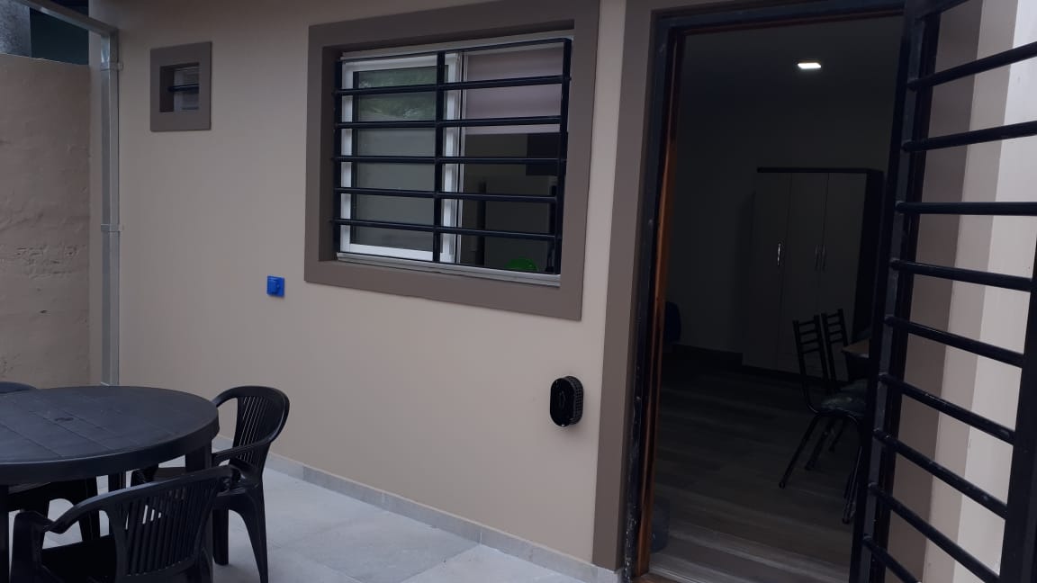 Monoambiente con parrilla a una cuadra del mar foto 1